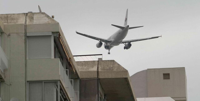 Avi� sobrevolant Gav� Mar en aproximaci� a l'aeroport del Prat per aterrar a la tercera pista (Any 2005)